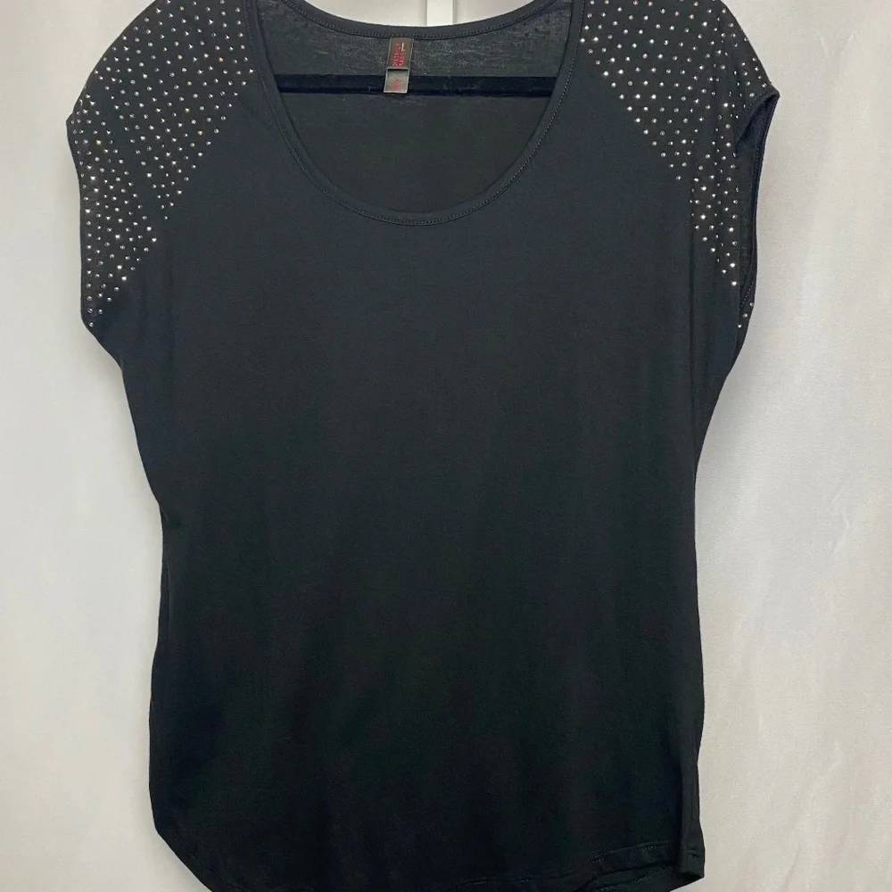 💙5/$15 District Made Womenʻs Black w/ Silver Sequins Cap Sleeve Blouse Medium